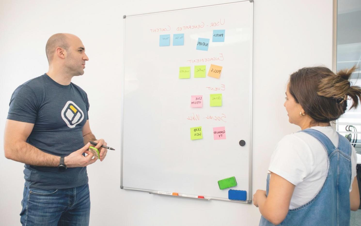 Espace de travail organisé avec documents financiers et outils de planification budgétaire