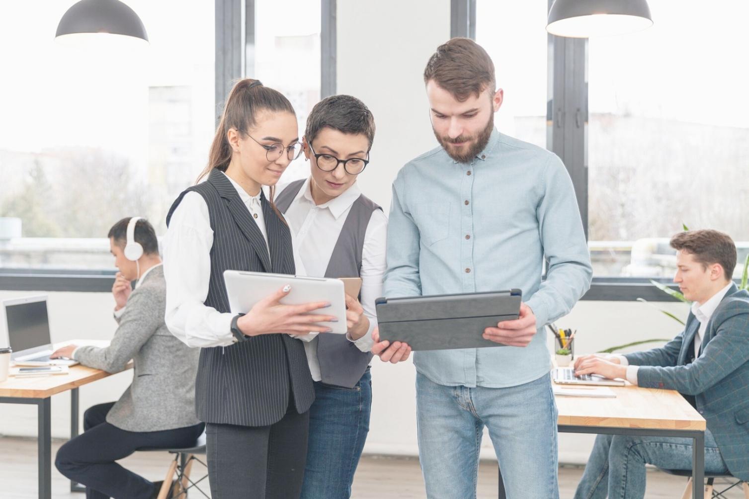 Tableau d'analyse financière montrant les stratégies d'ajustement budgétaire